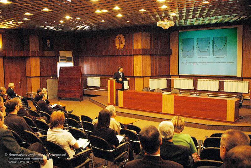 В НГТУ началась Научная сессия. Доклад проректора по учебной работе А. А. Батаева, фотография: В. Невидимов