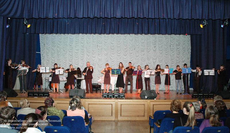 Отчетный концерт студенческого ансамбля скрипачей НГТУ , фотография: В. Невидимов