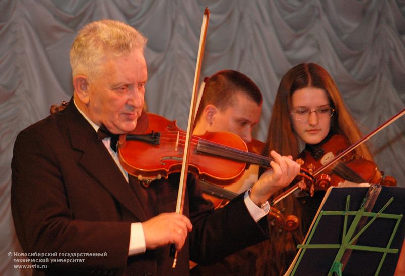 Отчетный концерт студенческого ансамбля скрипачей НГТУ , фотография: В. Невидимов