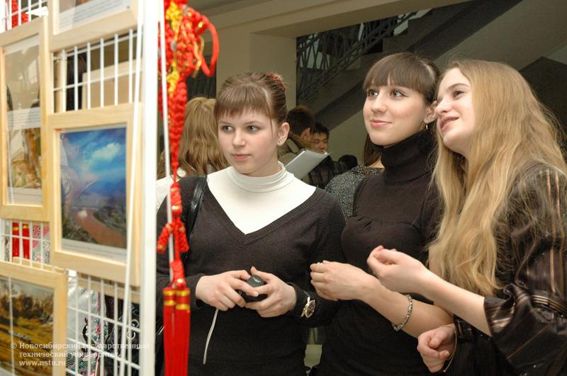 2.02.10     Фотовыставка «Китай 1949–2009 гг.» в НГТУ, фотография: В. Невидимов