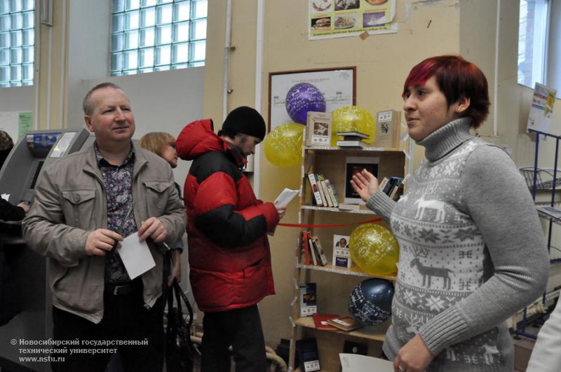28.11.11     28 ноября в НГТУ будет открыта полка для буккроссинга — свободного обмена книгами , фотография: В. Кравченко