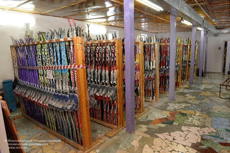 Спортивные сооружения НГТУ. Лыжная база. 250 пар лыж