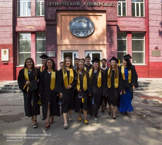 НГТУ. Вручение дипломов 2016, фотография: Р. Саликов