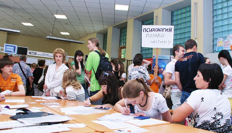 20 июня в НГТУ начала работать приемная комиссия, фотография: В. Невидимов
