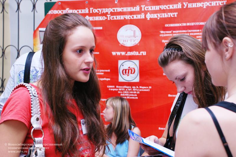20 июня в НГТУ начала работать приемная комиссия, фотография: В. Невидимов