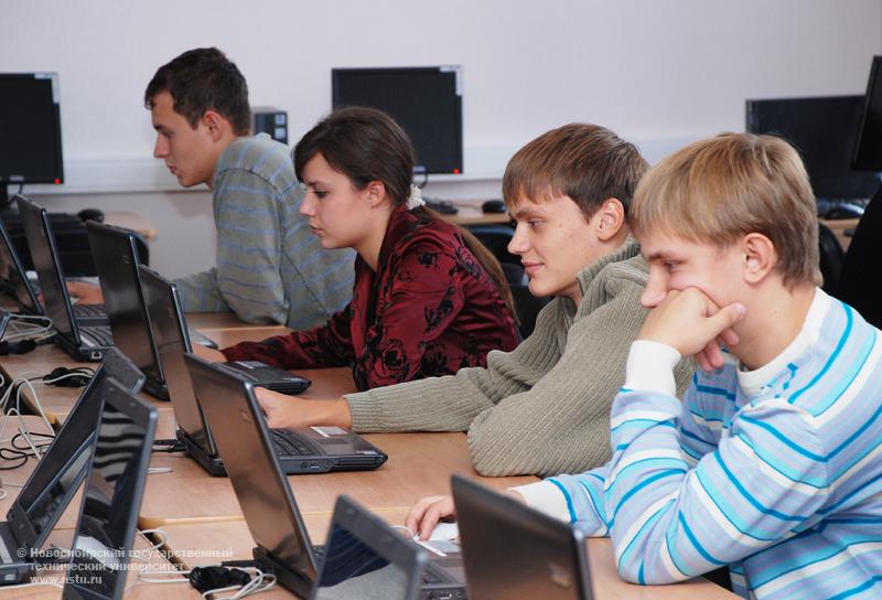 В рамках Инновационной образовательной программы в НГТУ созданы два мобильных компьютерных класса , фотография: В. Невидимов