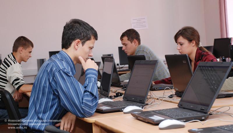 В рамках Инновационной образовательной программы в НГТУ созданы два мобильных компьютерных класса , фотография: В. Невидимов