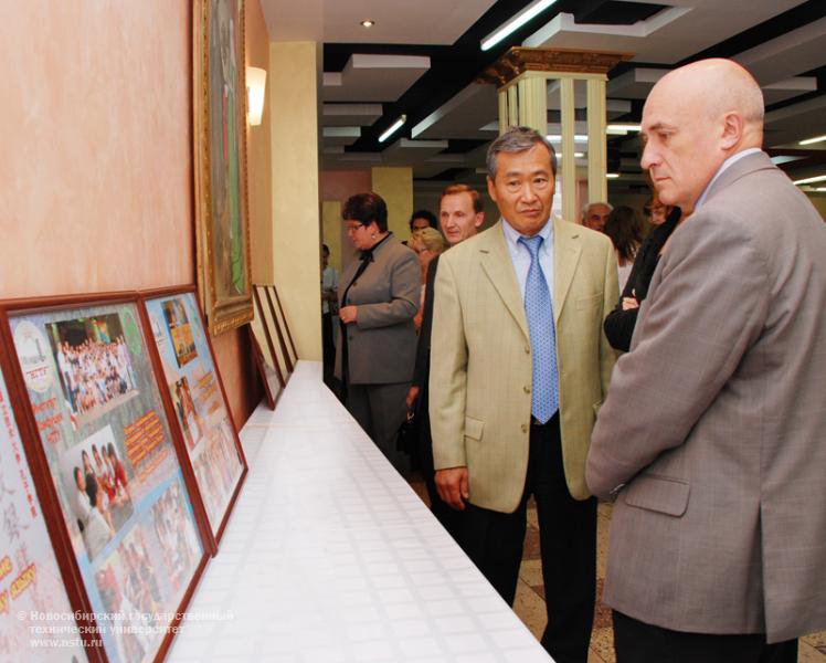 Фотовыставка в честь годовщины открытия Института Конфуция в НГТУ, фотография: В. Невидимов