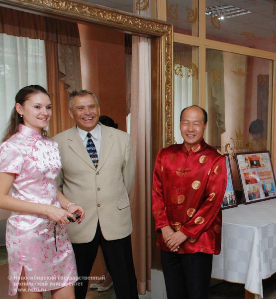 Фотовыставка в честь годовщины открытия Института Конфуция в НГТУ, фотография: В. Невидимов