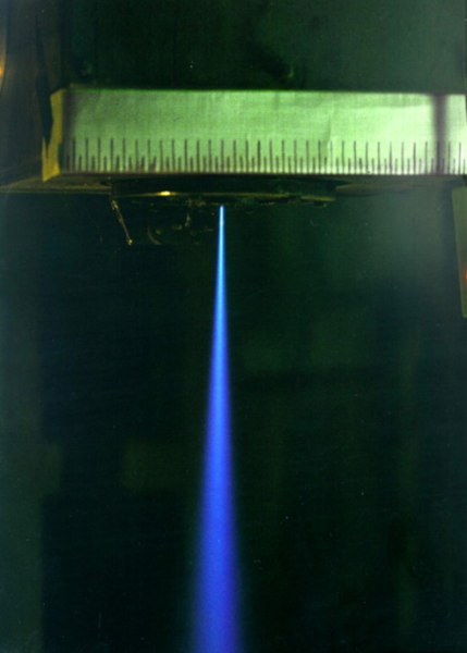 электронный луч, выведенный в воздушную атмосферу (фото ИЯФ СО РАН)