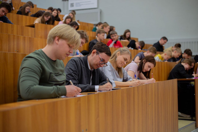 Студенты и преподаватели кафедры оптических информационных технологий на Международном химическом диктанте