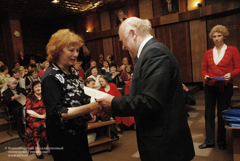 30.04.09     Выпускной на Народном факультете НГТУ. Директор Ассоциации выпускников НГТУ-НЭТИ В. Б. Пономарев вручает выпускникам сертификаты, фотография: В. Невидимов