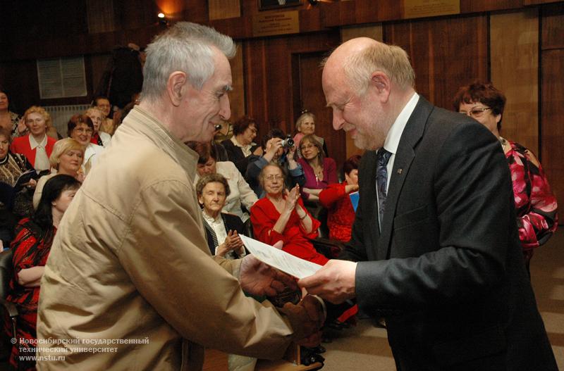 30.04.09     Выпускной на Народном факультете НГТУ. Директор Ассоциации выпускников НГТУ-НЭТИ В. Б. Пономарев вручает выпускникам сертификаты , фотография: В. Невидимов