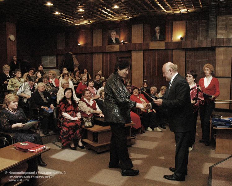 30.04.09     Выпускной на Народном факультете НГТУ. Директор Ассоциации выпускников НГТУ-НЭТИ В. Б. Пономарев вручает выпускникам сертификаты , фотография: В. Невидимов