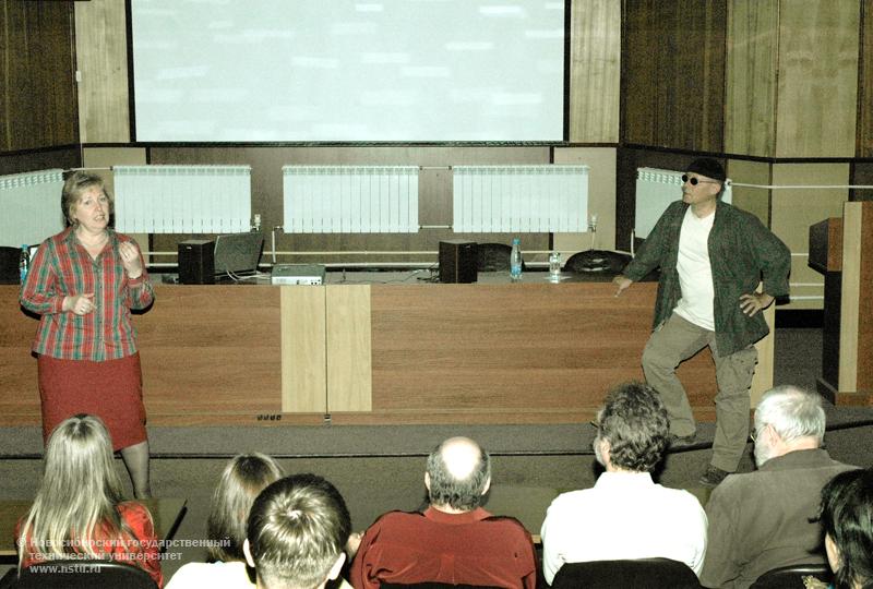 13.05.09 В НГТУ – встреча с польским писателем Мариушем Вильком. Руководитель центра международных проектов и программ А. М. Гущина и М. Вильк, фотография: В. Невидимов