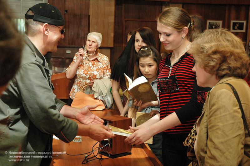 13.05.09     В НГТУ – встреча с польским писателем Мариушем Вильком , фотография: В. Невидимов