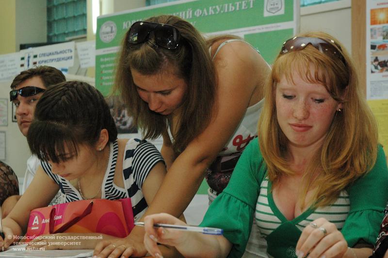 27.07.09     Первый список абитуриентов, рекомендованных к зачислению, фотография: В. Невидимов