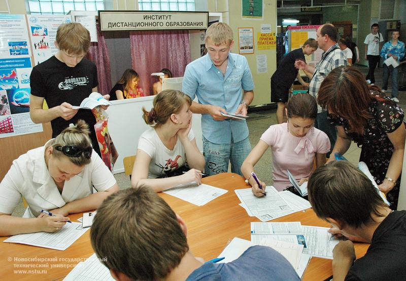 27.07.09     Первый список абитуриентов, рекомендованных к зачислению, фотография: В. Невидимов