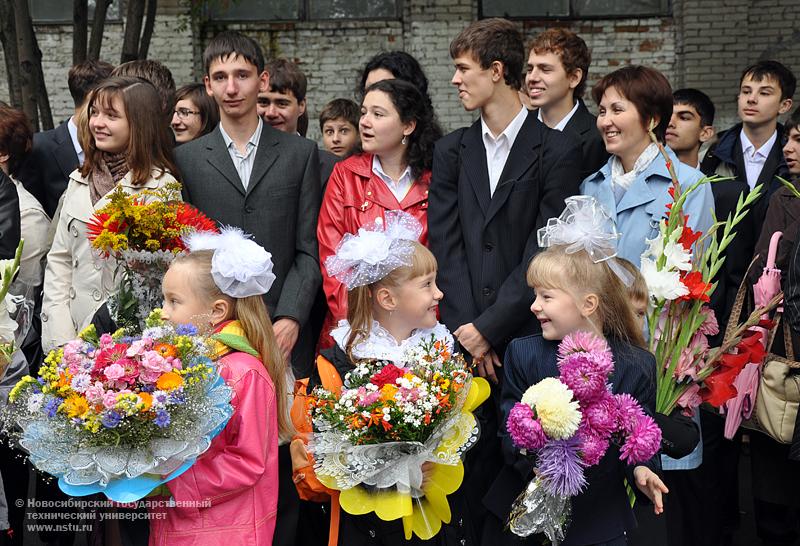 01.09.09 1 сентября в Инженерном лицее НГТУ, фотография: В. Кравченко