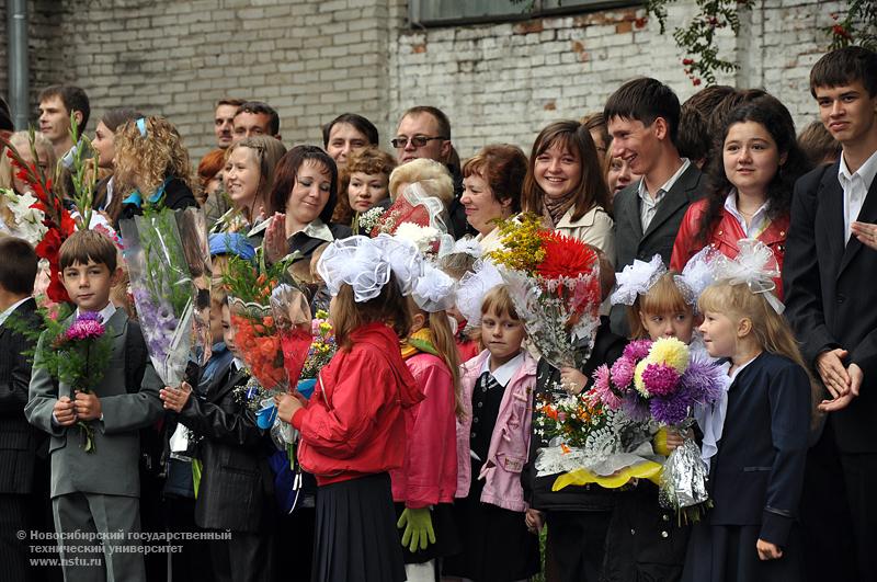 01.09.09     1 сентября в Инженерном лицее НГТУ, фотография: В. Кравченко