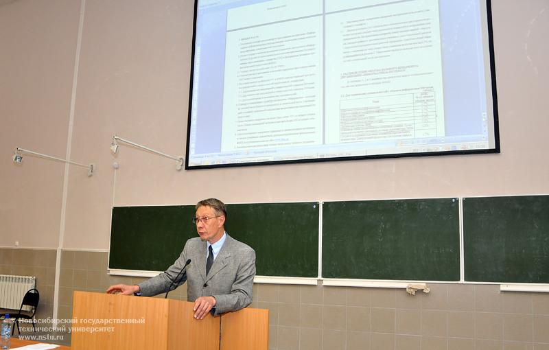 24.09.09 Семинар преподавателей информатики. Старший преподаватель кафедры ППиМЭ Н. В. Усольцев, фотография: В. Кравченко