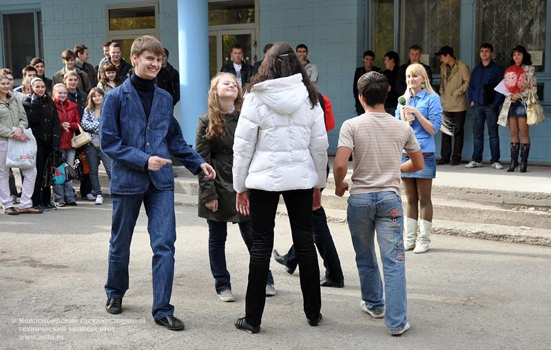 05.10.09 Посвящение в первокурсники на факультете радиотехники и электроники НГТУ, фотография: В. Кравченко