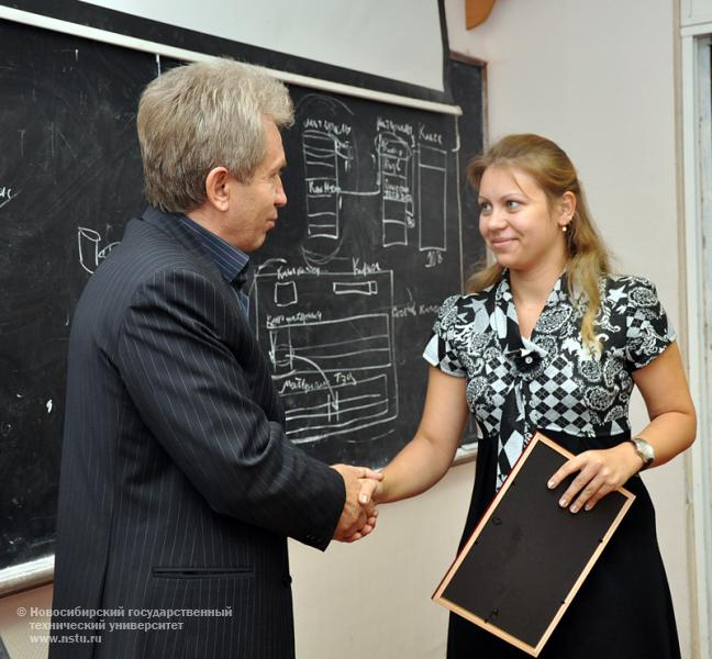 13.10.09 Генеральный директор ОАО «Спецэлеватормельмонтаж» С. М. Кудрявцев вручает стипендию лучшему студенту специальности