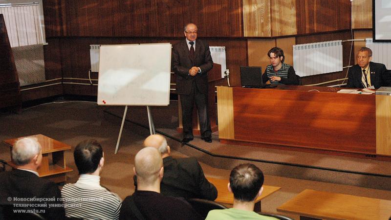 17.11.09 Выступление руководителя департамента науки, инноваций, информатизации и связи Новосибирской области, д.ф-м.н., профессора Г. А. Сапожникова, фотография: В. Невидимов