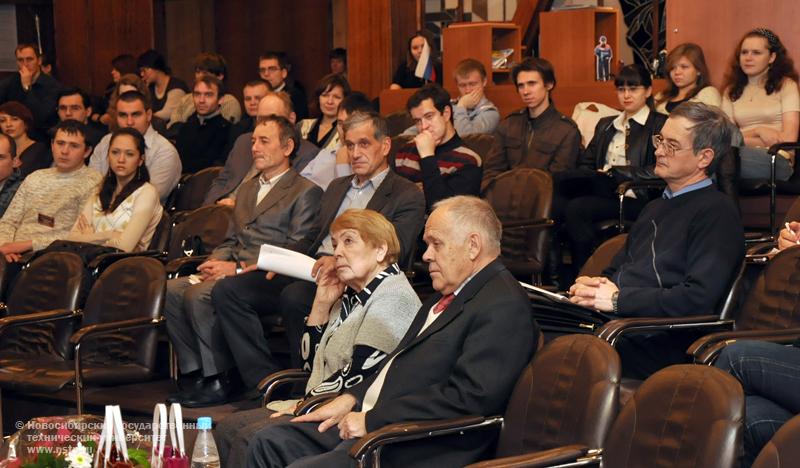 19.11.09 Лекция в рамках междисциплинарного научного семинара по проблемам фундаментальной науки и новых высоких технологий «Проблемы современного материаловедения», фотография: В. Кравченко