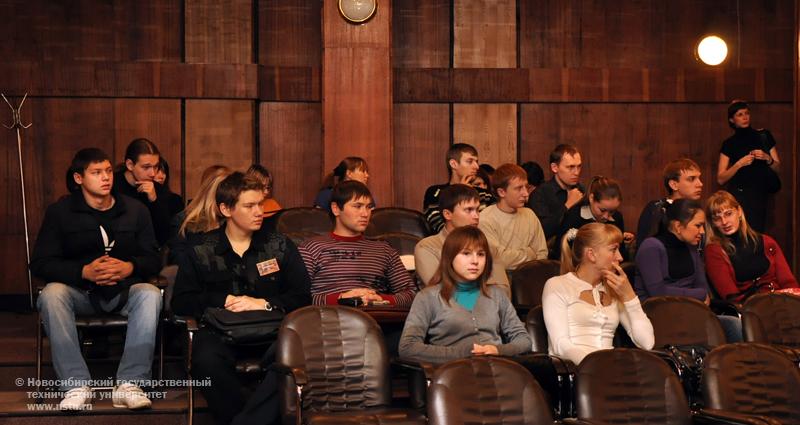 19.11.09 Лекция в рамках междисциплинарного научного семинара по проблемам фундаментальной науки и новых высоких технологий «Проблемы современного материаловедения», фотография: В. Кравченко