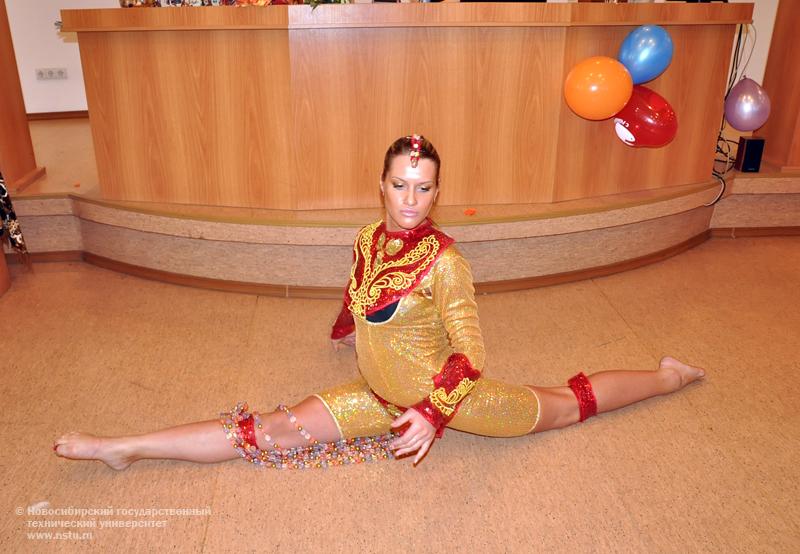 18.12.09 В НГТУ прошло «СТРАНное дефиле», фотография: В. Кравченко