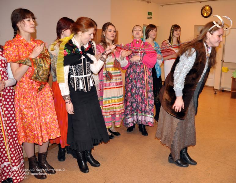 21.12.09     Студенты ФГО исполнят рождественские колядки, фотография: В. Кравченко