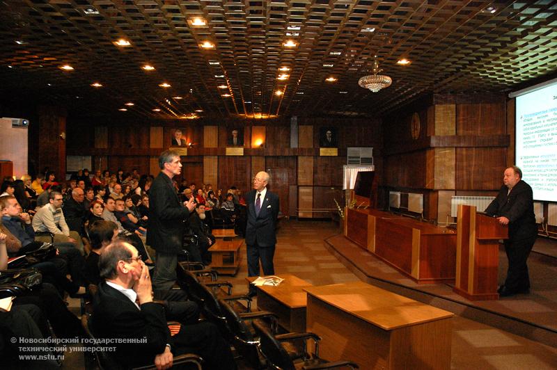 18.03.10     Лекция в рамках междисциплинарного научного семинара по проблемам фундаментальной науки и новых высоких технологий «Проблемы современного материаловедения», фотография: В. Невидимов