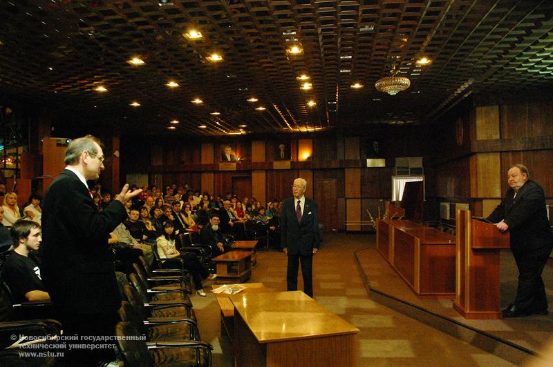 18.03.10     Лекция в рамках междисциплинарного научного семинара по проблемам фундаментальной науки и новых высоких технологий «Проблемы современного материаловедения», фотография: В. Невидимов