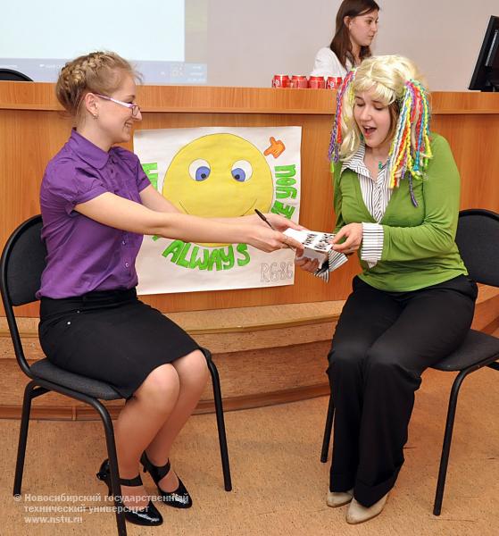 02.04.10 День смеха на факультете гуманитарного образования НГТУ, фотография: В. Кравченко