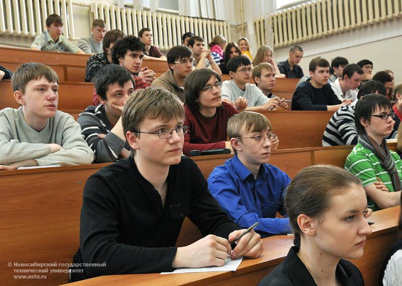 12.04.10 Встреча студентов НГТУ с ветеранами Великой Отечественной войны, фотография: В. Невидимов