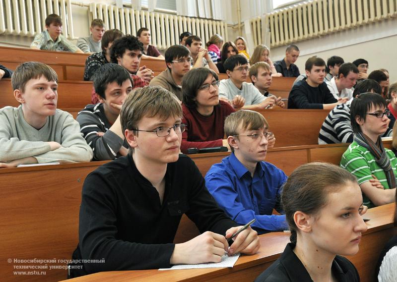 12.04.10     Встреча студентов НГТУ с ветеранами Великой Отечественной войны, фотография: В. Невидимов