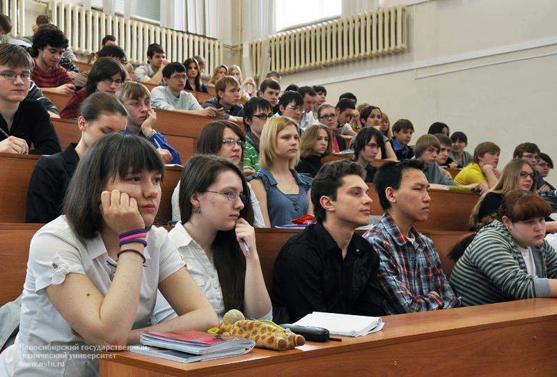 12.04.10 Встреча студентов НГТУ с ветеранами Великой Отечественной войны, фотография: В. Невидимов