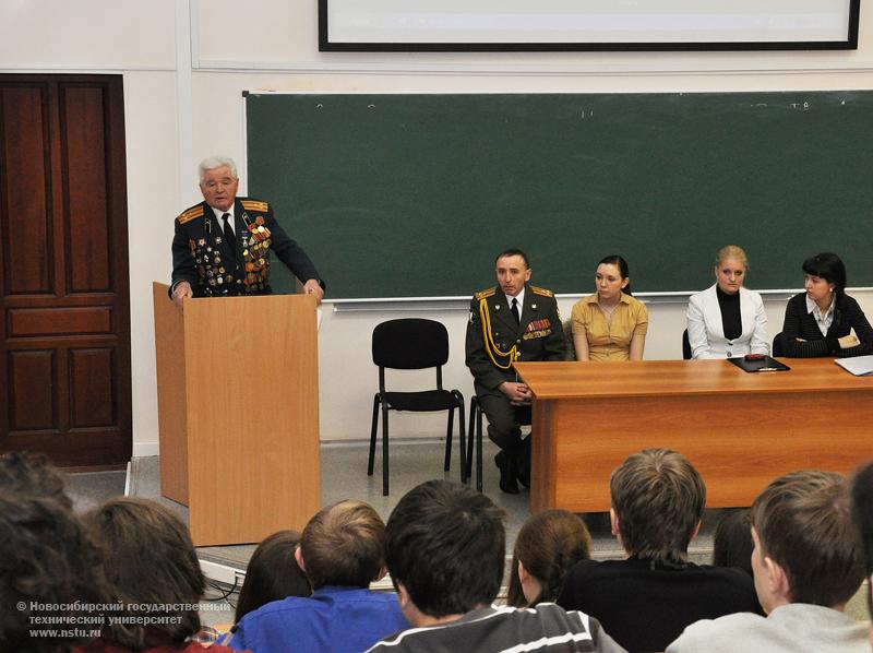12.04.10 Встреча студентов НГТУ с ветеранами Великой Отечественной войны, фотография: В. Невидимов