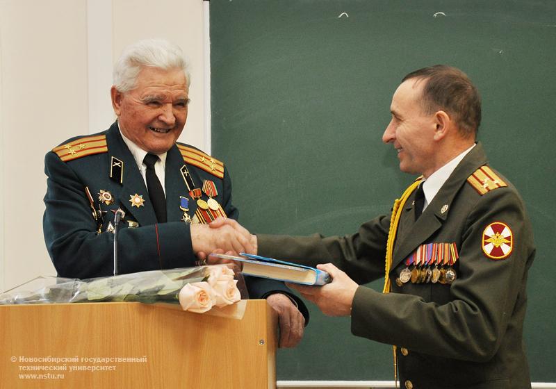 12.04.10 Встреча студентов НГТУ с ветеранами Великой Отечественной войны, фотография: В. Невидимов