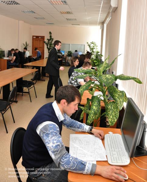 15.04.10 Городская студенческая олимпиада по инженерной графике и графическим информационным технологиям прошла в НГТУ, фотография: В. Невидимов