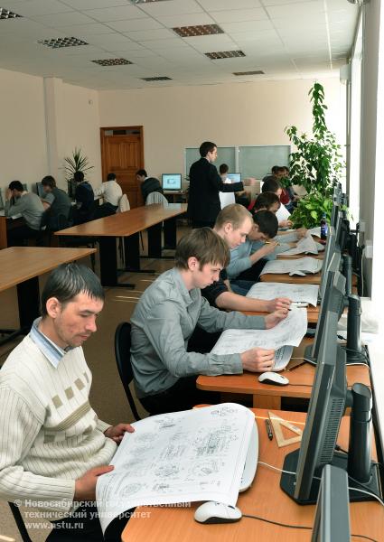 21.04.10 III тур Всероссийской студенческой олимпиады по инженерной графике и графическим информационным технологиям, фотография: В. Невидимов
