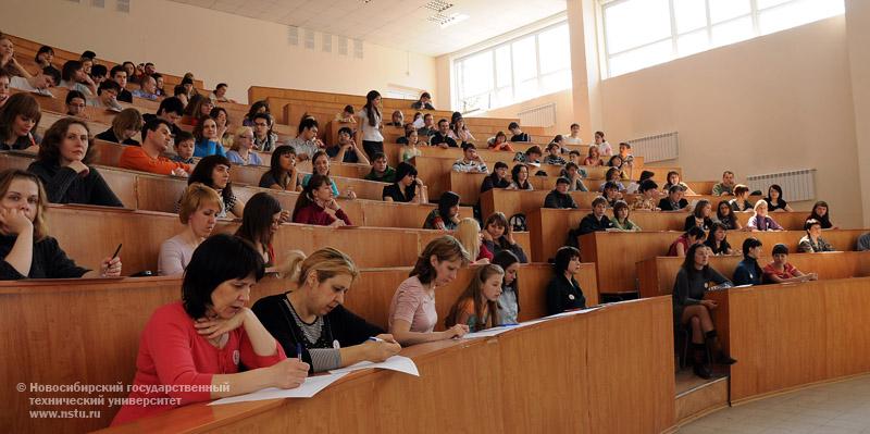 24.04.10     «Тотальный диктант» в НГТУ, фотография: В. Кравченко