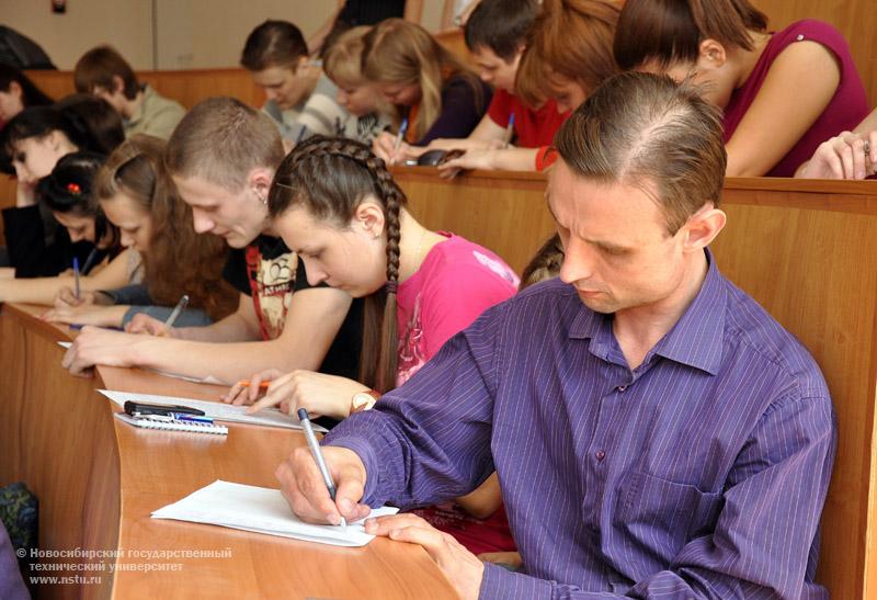24.04.10 «Тотальный диктант» в НГТУ, фотография: В. Кравченко