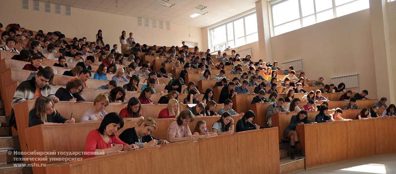 24.04.10 «Тотальный диктант» в НГТУ, фотография: В. Кравченко