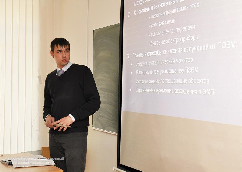 19.04.10 Семинар для старшеклассников на факультете летательных аппаратов, фотография: В. Невидимов