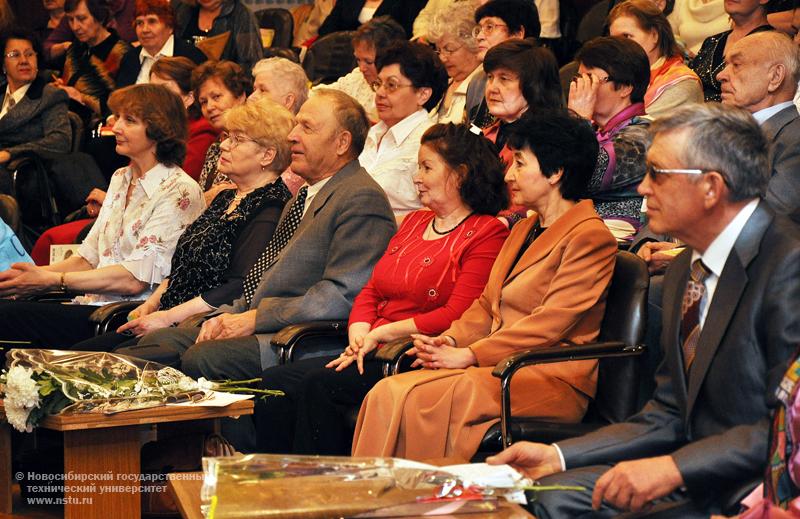30.04.10 Выпускной на Народном факультете в НГТУ, фотография: В. Кравченко