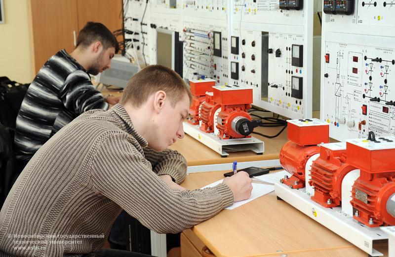 24.04.10 Региональная олимпиада по промышленной электронике в НГТУ, фотография: В. Кравченко