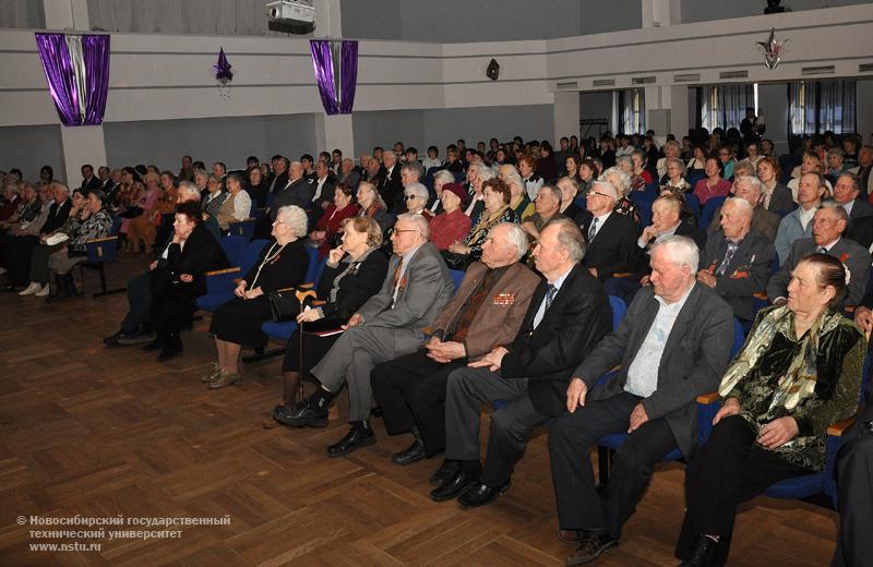 06.05.10     Торжественное собрание сотрудников НГТУ, посвященное Дню Победы, фотография: В. Невидимов