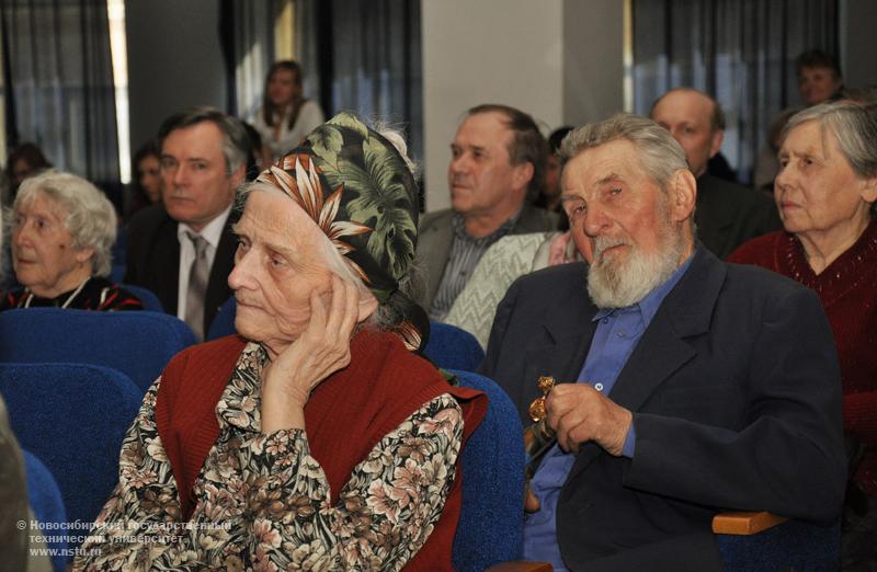 06.05.10     Торжественное собрание сотрудников НГТУ, посвященное Дню Победы, фотография: В. Невидимов